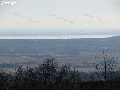 Eladó Balatonra panorámás balatonhenyei zártkert és gazdasági épület!