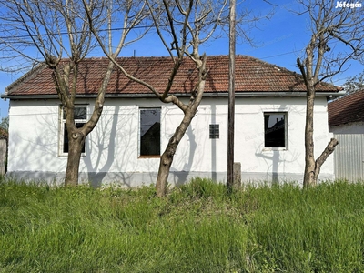 Bácsalmáson 105 nm-es, felújítás alatt álló családi ház eladó - Bácsalmás, Bács-Kiskun - Ház