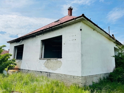 Eladó családi ház - Sárkeresztúr, Alkotmány utca