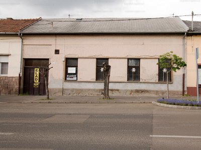 Eladó utcai bejáratos üzlethelyiség - Gyöngyös, Jókai Mór utca