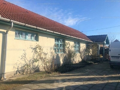 Eladó utcai bejáratos üzlethelyiség - Nyíregyháza, Oros