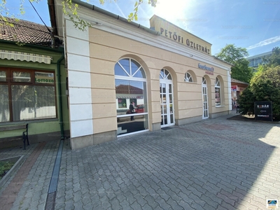 Eladó utcai bejáratos üzlethelyiség - Sárbogárd, Pusztaegres