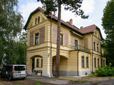 Kiadó irodahelyiség irodaházban - Hatvan, Radnóti tér