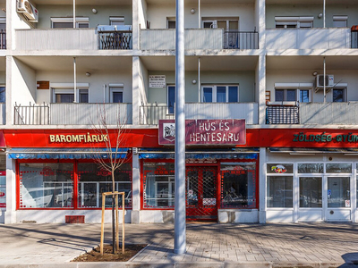 Kiadó utcai bejáratos üzlethelyiség - Debrecen, Petőfi tér 18.