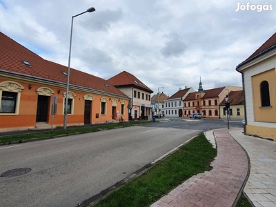 Mosonban utcai bejáratú üzlethelyiség bővítési lehetőséggel eladó