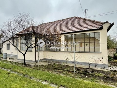 Eladó Ház, Győr-Moson-Sopron megye Mosonszentmiklós Központi helyen
