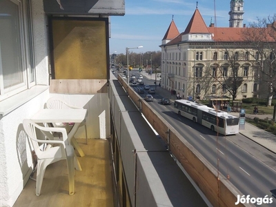 Győrben, belvárosi, nagy erkélyes téglalakás eladó