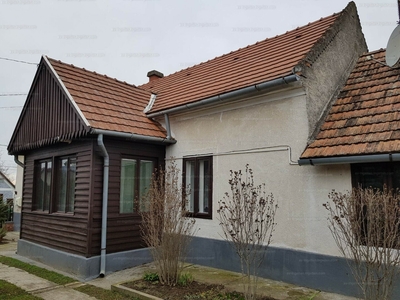 Eladó családi ház - Gyulakeszi, Veszprém megye