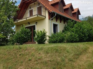 Balatonalmádiban, panorámás nyaraló eladó!