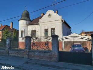 Eladó kastély-szerű családi ház Szegeden