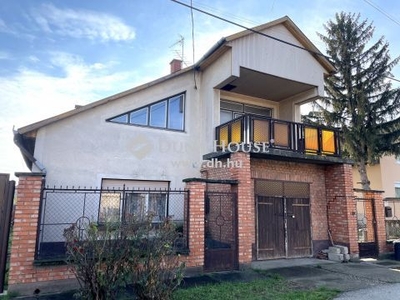Eladó Ház, Pest megye Nagykőrös Belvároshoz közeli kertvárosi részen 150 nm-es családi ház - 644 nm telken