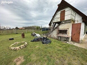 A Szarka dűlőben tágas telken kis ház eladó