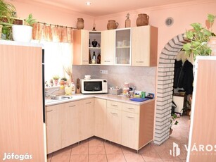 Családi ház és 2 db bejáratott apartman!