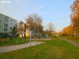 Eladó panellakás, Győr