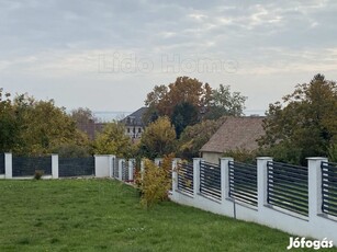 Panorámás összközműves telek Balatonkenese zsákutcájában