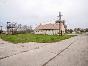 Tolna-Mözs, jól megközelíthető 3148 m2 iparterület 200 m2 épülettel