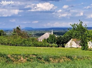 Zalakarosi Kilátó magasságában lévő belterülethez közel zártkerti