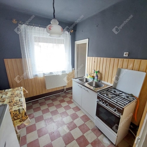 Eladó átlagos állapotú lakás - Oroszlány