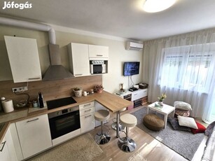 Pécs Belvárosában 2 szobás lakás eladó