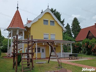 Fonyódon eladó 3 szintes, 4 szoba, 3 nappali, 4fürdőszobás családi ház