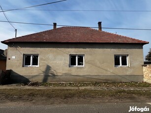 Nagykőrös Zalán utcai családi ház