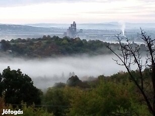 Panorámás, telek (Vácra és a Dunakanyarra kilátásal), 25 m2 faházzal