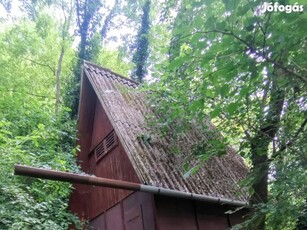 Zalakaros telek, kis faházzal a fürdő közelében.