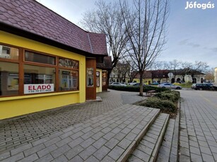 Makó, frekventált helyén a Széchenyi tér 10/A szám alatti (Csanádvezér