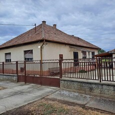 Nyáregyháza-Felsőn jó állapotú, 85 m2-es, 3 szobás családi ház 1799 m2-es telekkel