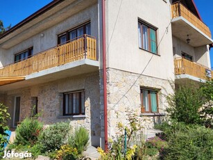 Panorámás családi ház eladó Balatonalmádiban.