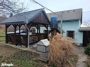 Pécsett a Jakabhegy lábánál eladó kis családi ház