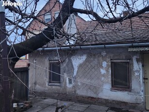 Szegeden eladó építési telek hétvégi házzal!