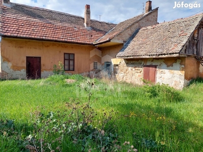 Győr, Újvárosban, 980 nm-es, építési telek felújítandó házakkal eladó.