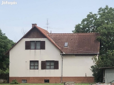 Kecskemét közelében háromszintes, 180 m2-es lakóterületű nappali + 5 s