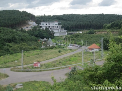 Egerszalókon eladó egy zártkerti ingatlan, mely 874 nm panorámás, kilátással a Saliris Hotelre