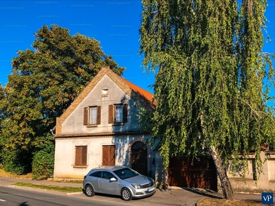 Eladó családi ház - Győr, Szent László út 100.