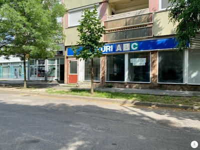 Eladó utcai bejáratos üzlethelyiség - Mezőtúr, Szabadság tér