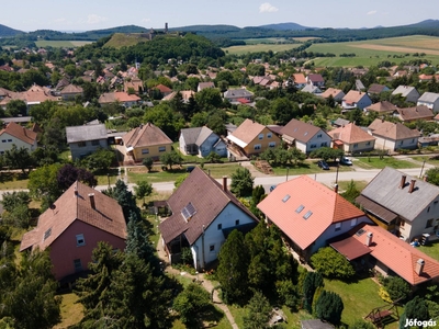 Nógrádon kétszintes családi ház fedett teraszokkal és garázzsal