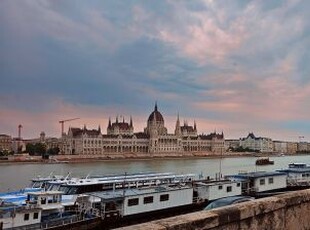 Kiadó Lakás, Budapest 2 kerület Bem Rakpart, Duna, Parlament és egy stílusos ingatlan!