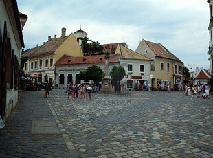 Eladó átlagos állapotú lakás - Szentendre