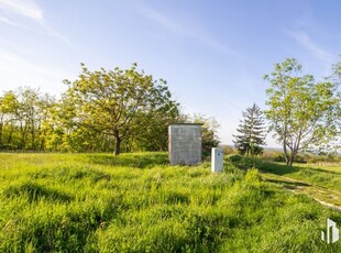 Eladó telek Győrújbarát