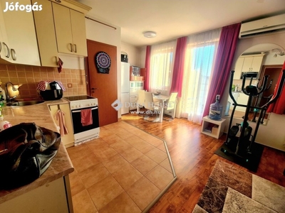Pécs Búza tér közelében(Könyök utca) 2 hálós nappalis lakás eladó