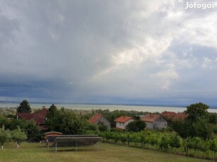 Erdő alatti, impozáns, panorámás családi ház Gyenesdiáson