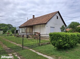 Ságvár, Családi házas utca, 100 m2-es, családi ház, 3 szobás