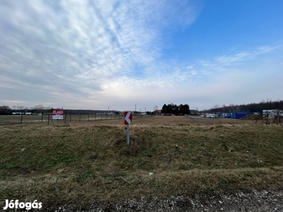 Győrtől 10 km-re, a 83-as számú főút mellett eladó telek!