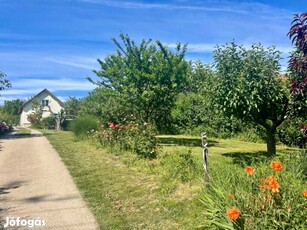 Balatonalmádiban panorámás telek gazdasági épülettel eladó