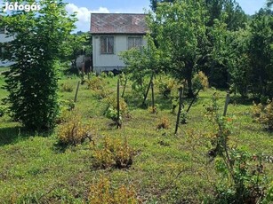 Eladó telek kis téglaépitésű házzal.