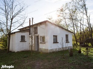 Baján a Keleti-körút közelében eladó egy 2600 m2-es telken fekvő tanya