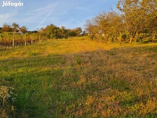 Balatontól 6 km-re panorámás zártkerti telek eladó