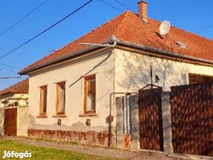 Cegléd központjában családiház eladó